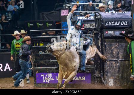 New York, New York, USA. August 2024. (SPT) New York Mavericks' PBR Camping World Team Series Homestand, Maverick Days. 9. August 2024, New York, USA: Carolina Cowboys Daylon Swearingen reitet Geld Pit in Spiel 2 während der PBR Camping World Team Series Homestand, Maverick Days im Barclays Center am 9. August 2024 im Brooklyn Borough of New York City. (Kreditbild: © Ron Adar/TheNEWS2 via ZUMA Press Wire) NUR REDAKTIONELLE VERWENDUNG! Nicht für kommerzielle ZWECKE! Stockfoto