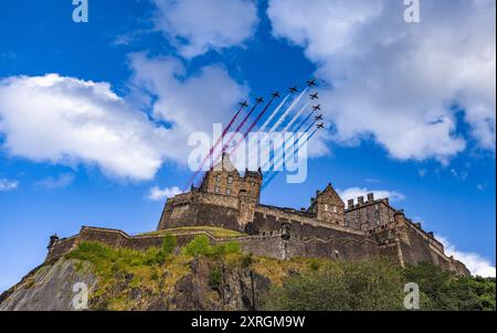 Edinburgh, Vereinigtes Königreich. 10. August 2024: Die Roten Pfeile fliegen über Edinburgh Castle zu Beginn einer Aufführung des Royal Edinburgh Military Tattoo. Quelle: Rich Dyson/Alamy Live News Stockfoto