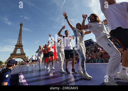 PARIS, FRANKREICH. August 2024. Olympiasieger feiern mit dem Eiffelturm im Hintergrund am 15. Tag der Olympischen Spiele Paris 2024 im Champions Park, Paris, Frankreich. Quelle: Craig Mercer/Alamy Live News Stockfoto
