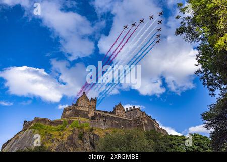 Edinburgh, Vereinigtes Königreich. 10. August 2024: Die Roten Pfeile fliegen über Edinburgh Castle zu Beginn einer Aufführung des Royal Edinburgh Military Tattoo. Quelle: Rich Dyson/Alamy Live News Stockfoto