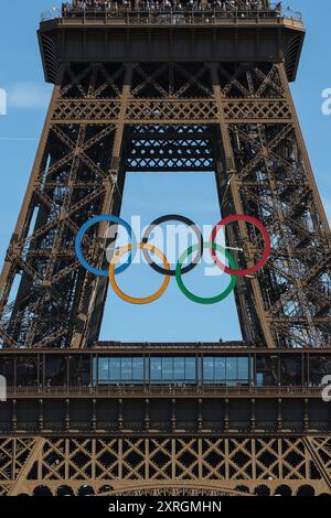 PARIS, FRANKREICH. August 2024. Eine allgemeine Ansicht des Eiffelturms mit den Olympischen Ringen, die am 15. Tag der Olympischen Spiele Paris 2024 im Champions Park, Paris, Frankreich gezeigt werden. Quelle: Craig Mercer/Alamy Live News Stockfoto