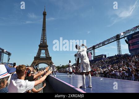 PARIS, FRANKREICH. August 2024. Die Silbermedaillengewinner der Männer-Fußballspieler des Teams France interagieren mit den Fans am 15. Tag der Olympischen Spiele 2024 in Paris im Champions Park, Frankreich. Quelle: Craig Mercer/Alamy Live News Stockfoto