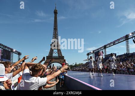 PARIS, FRANKREICH. August 2024. Die Silbermedaillengewinner im Herrenfußball Michael Olise und Thierry Henry vom Team France interagieren mit den Fans am 15. Tag der Olympischen Spiele 2024 in Paris im Champions Park, Frankreich. Quelle: Craig Mercer/Alamy Live News Stockfoto