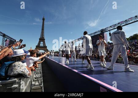 PARIS, FRANKREICH. August 2024. Die Silbermedaillengewinner der Männer-Fußballspieler der Mannschaft France feiern mit dem Eiffelturm im Hintergrund am 15. Tag der Olympischen Spiele Paris 2024 im Champions Park, Paris, Frankreich. Quelle: Craig Mercer/Alamy Live News Stockfoto