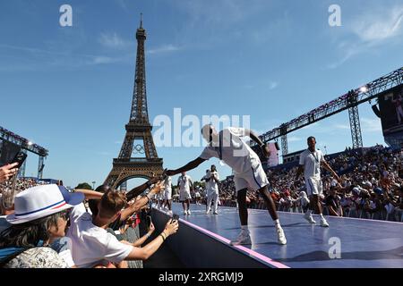 PARIS, FRANKREICH. August 2024. Die Silbermedaillengewinner der Männer-Fußballspieler des Teams France interagieren mit den Fans am 15. Tag der Olympischen Spiele 2024 in Paris im Champions Park, Frankreich. Quelle: Craig Mercer/Alamy Live News Stockfoto