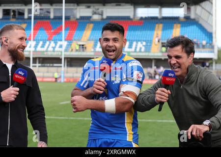 Leeds, Großbritannien. August 2024. AMT Headingley Rugby Stadium, Leeds, West Yorkshire, 10. August 2024. Betfred Super League Leeds Rhinos gegen Wigan Warriors Rhyse Martin von Leeds Rhinos chatten mit Brian Carney und Sam Tomkins von Sky Sports Credit: Touchlinepics/Alamy Live News Stockfoto