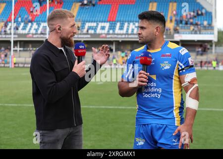 Leeds, Großbritannien. August 2024. AMT Headingley Rugby Stadium, Leeds, West Yorkshire, 10. August 2024. Betfred Super League Leeds Rhinos gegen Wigan Warriors Rhyse Martin von Leeds Rhinos chats mit Sam Tomkins von Sky Sports Credit: Touchlinepics/Alamy Live News Stockfoto