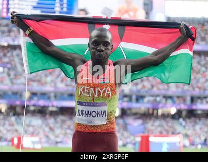 Paris, Frankreich. August 2024. Emmanuel Wanyonyi aus Kenia feiert, nachdem er am Samstag, den 10. August 2024, die Goldmedaille im 800-m-Finale der Männer während der Olympischen Spiele 2024 im Stade de France in Paris, Frankreich, gewonnen hat. Wanyonyi gewann das Gold, Marco AROP aus Kanada gewann das Silber und Djamel Sedjati aus Algerien holte die Bronze. Foto: Paul Hanna/UPI. Quelle: UPI/Alamy Live News Stockfoto