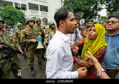 Dhaka, Bangladesch. August 2024. Demonstranten versammeln sich am Obersten Gerichtshof und fordern den Rücktritt von Obaidul Hassan, dem obersten Richter von Bangladesch in Dhaka, am 10. August 2024. (Kreditbild: © Suvra Kanti das/ZUMA Press Wire) NUR REDAKTIONELLE VERWENDUNG! Nicht für kommerzielle ZWECKE! Stockfoto