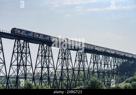 Der Empire Builder-Personenzug von Amtrak in westlicher Richtung überquert das Gassman Coulee-Gestell westlich von Minot North Dakota. Stockfoto