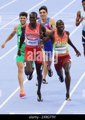 Paris, Frankreich. August 2024. Emmanuel Wanyonyi aus Kenia (C) überquert die Ziellinie vor Marco AROP aus Kanada im 800-m-Finale der Männer während der Olympischen Spiele 2024 im Stade de France in Paris, Frankreich, am Samstag, den 10. August 2024. Wanyonyi gewann die Goldmedaille, oben die Silbermedaille und Djamel Sedjati aus Algerien die Bronze. Foto: Hugo Philpott/UPI Credit: UPI/Alamy Live News Stockfoto