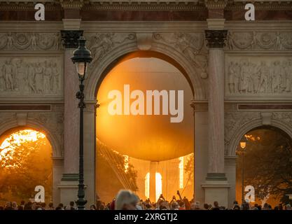 Paris, Frankreich - 08 05 2024: Olympische Spiele Paris 2024. Blick auf den Olympischen Kessel hinter dem Triumphbogen am Carrousel du Louvre bei Nacht Stockfoto