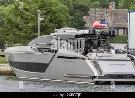 Motoryacht irgendwo am Dock im 3-Mile-Hafen Stockfoto