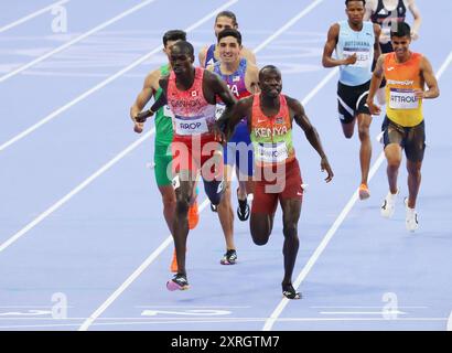 Paris, Frankreich. August 2024. Emmanuel Wanyonyi aus Kenia (C) überquert die Ziellinie vor Marco AROP aus Kanada im 800-m-Finale der Männer während der Olympischen Spiele 2024 im Stade de France in Paris, Frankreich, am Samstag, den 10. August 2024. Wanyonyi gewann die Goldmedaille, oben die Silbermedaille und Djamel Sedjati aus Algerien die Bronze. Foto: Hugo Philpott/UPI Credit: UPI/Alamy Live News Stockfoto