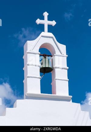 Alte Glocke auf der Spitze einer weißen christlichen Kirche Stockfoto