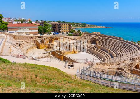 Spektakulärer Blick auf die Küste von den antiken römischen Amphitheaterruinen in Tarragona, Spanien. Stockfoto