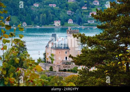 Schloss Duingt am See Annecy, bekannt als Europas sauberster See. Haute-Savoie, Frankreich. Blick von oben durch Waldbäume. Stockfoto