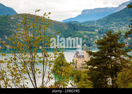 Schloss Duingt am See Annecy, bekannt als Europas sauberster See. Haute-Savoie, Frankreich. Blick von oben durch Waldbäume. Stockfoto