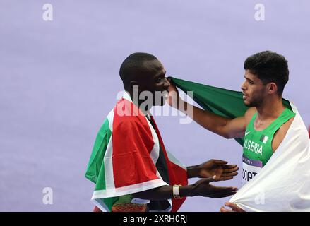 Paris, Frankreich. August 2024. Djamel Sedjati (R) aus Algerien reagiert mit Emmanuel Wanyonyi aus Kenia nach dem 800-m-Finale der Männer bei den Olympischen Spielen 2024 in Paris, Frankreich, 10. August 2024. Quelle: Li Gang/Xinhua/Alamy Live News Stockfoto