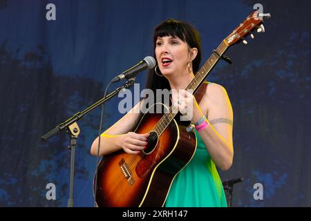 Williamscot, Großbritannien. August 2024. Die englische Folk-Gitarre und Sängerin Hannah Sanders trat live auf der Bühne auf der Cropredy Convention von Fairport auf. Quelle: SOPA Images Limited/Alamy Live News Stockfoto