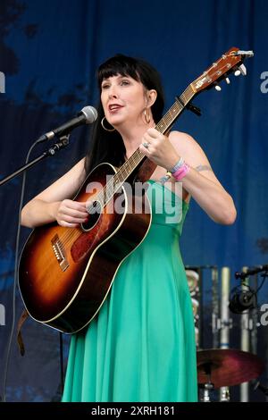 Williamscot, Großbritannien. August 2024. Die englische Folk-Gitarre und Sängerin Hannah Sanders trat live auf der Bühne auf der Cropredy Convention von Fairport auf. Quelle: SOPA Images Limited/Alamy Live News Stockfoto