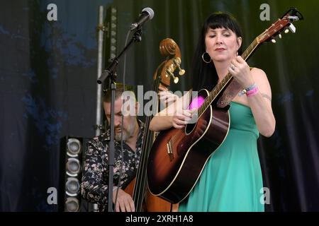 Williamscot, Großbritannien. August 2024. Die englische Folk-Gitarre und Sängerin Hannah Sanders trat live auf der Bühne auf der Cropredy Convention von Fairport auf. Quelle: SOPA Images Limited/Alamy Live News Stockfoto