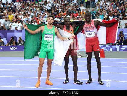 Paris, Frankreich. August 2024. Emmanuel Wanyonyi (C) aus Kenia, Marco AROP (R) aus Kanada und Djamel Sedjati aus Algerien reagieren auf das 800-m-Leichtathletikfinale der Männer bei den Olympischen Spielen 2024 in Paris, Frankreich, 10. August 2024. Quelle: Li Ming/Xinhua/Alamy Live News Stockfoto