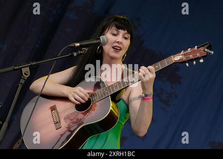 Williamscot, Großbritannien. August 2024. Die englische Folk-Gitarre und Sängerin Hannah Sanders trat live auf der Bühne auf der Cropredy Convention von Fairport auf. Quelle: SOPA Images Limited/Alamy Live News Stockfoto