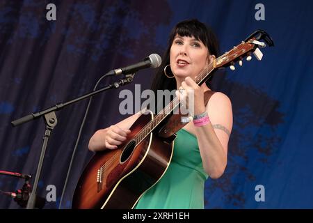 Williamscot, Großbritannien. August 2024. Die englische Folk-Gitarre und Sängerin Hannah Sanders trat live auf der Bühne auf der Cropredy Convention von Fairport auf. Quelle: SOPA Images Limited/Alamy Live News Stockfoto