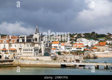 Cascais, Portugal. Blick von der Strandpromenade nach Cascais. März 2017 Stockfoto