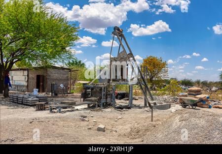 Ziegelbauer-Maschine im Dorf, kleine afrikanische Geschäfte Stockfoto