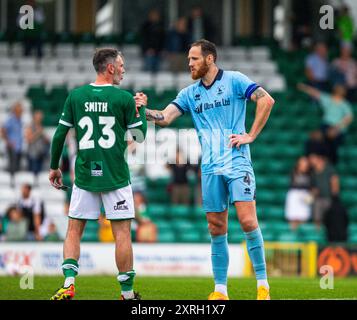 Michael Smith aus Yeovil Town und Tom Parkes nach dem National League Spiel im Huish Park Stadium, Yeovil Bild von Martin Edwards/ 07880 707878 Stockfoto