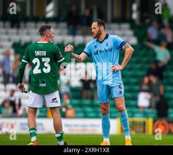 Michael Smith aus Yeovil Town und Tom Parkes nach dem National League Spiel im Huish Park Stadium, Yeovil Bild von Martin Edwards/ 07880 707878 Stockfoto