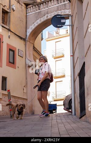 Bocarient, Spanien, 10.08.2024; Tourismus und Fotografie mit Haustieren in der mittelalterlichen Stadt Bocairent, Valencianische Gemeinschaft, Spanien Stockfoto