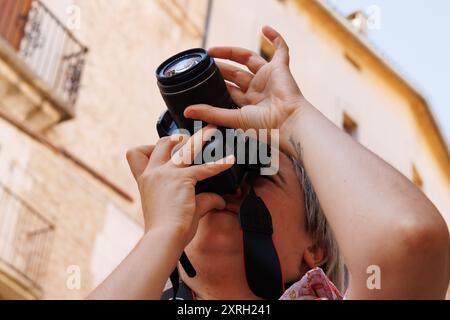 Bocarient, Spanien, 10.08.2024; Tourismus und Fotografie in der mittelalterlichen Stadt Bocairent, Valencia, Spanien Stockfoto