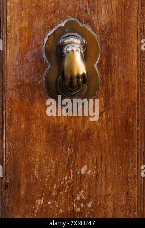 Antiker Klopfer, Türgriff oder Klopfer an einer Holztür, Bocairent, Spanien Stockfoto