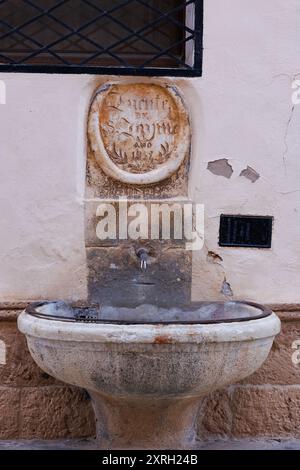Alte öffentliche Wasserfontäne in der Straße der Stadt Bocairent, Spanien Stockfoto