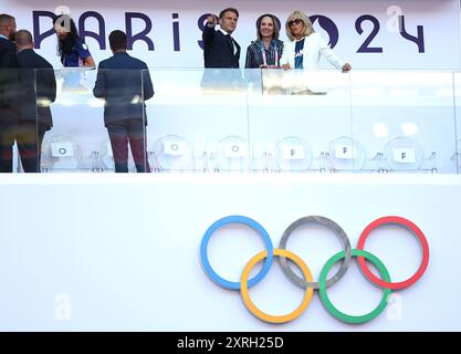 Paris, Frankreich. August 2024. Der französische Präsident Emmanuel Macron (3. R) beobachtet die Leichtathletikveranstaltungen bei den Olympischen Spielen 2024 in Paris, Frankreich, 10. August 2024. Quelle: Li Ming/Xinhua/Alamy Live News Stockfoto