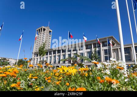 Le Havre 10082024 - das Rathaus von Le Havre wurde nach den Zerstoerungen des Zweiten Weltkriegs von Auguste Perret in moderner Architektur mit einem 72,2 Meter hohen Rathausturm entworfen und 1958 eingeweiht. Das Gebaeude ist 143 Meter lang, aus Stahlbeton und farbigem Beton gefertigt, und der Turm dient als Wahrzeichen der Stadt, das auch vom Meer aus sichtbar ist. Im Inneren des Rathauses befindet sich unter anderem ein Ratssaal, dessen Suedwand von einem Wandteppich von Jean Lurcat aus dem Jahr 1958 geschmueckt wird. Le Havre ist eine Stadt im Nordwesten Frankreichs am Ärmelkanal im DÃ p Stockfoto