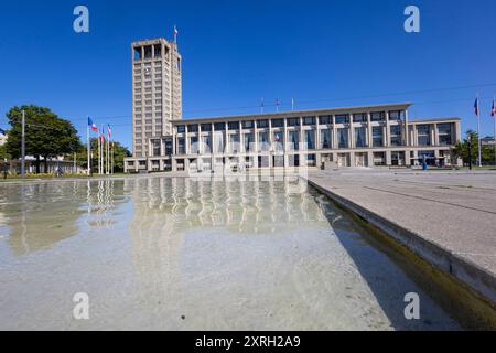 Le Havre 10082024 - das Rathaus von Le Havre wurde nach den Zerstoerungen des Zweiten Weltkriegs von Auguste Perret in moderner Architektur mit einem 72,2 Meter hohen Rathausturm entworfen und 1958 eingeweiht. Das Gebaeude ist 143 Meter lang, aus Stahlbeton und farbigem Beton gefertigt, und der Turm dient als Wahrzeichen der Stadt, das auch vom Meer aus sichtbar ist. Im Inneren des Rathauses befindet sich unter anderem ein Ratssaal, dessen Suedwand von einem Wandteppich von Jean Lurcat aus dem Jahr 1958 geschmueckt wird. Le Havre ist eine Stadt im Nordwesten Frankreichs am Ärmelkanal im DÃ p Stockfoto