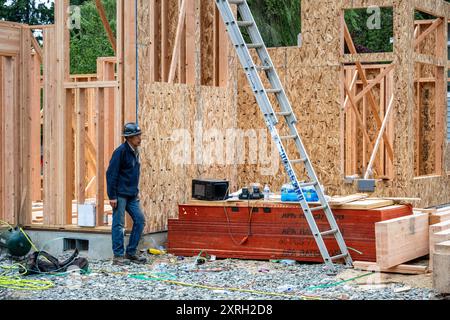 BELLEVUE, WA – 26. Juni 2024: Bauleiter macht eine Pause auf einer neuen Baustelle und bildet die Phase des Neubaus Stockfoto