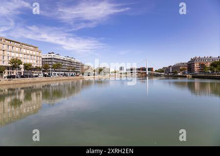 Le Havre 10082024 - das Bassin du Commerce war 1792 noerdlich des Bassin du Roy, des ersten Hafenbeckens der Stadt, errichtet. Urspruenglich für den Seehandel gedacht, war es bald auch für kulturelle und festliche Veranstaltungen genutzt. Das Bassin du Commerce ist ein symboltraechtiger Ort in Le Havre, umgeben von historischen Gebaeuden wie der Boerse, dem Theater und dem Rathaus, und dient als beliebter Ort zum Spazierengehen und Entspannen. Le Havre ist eine Stadt im Nordwesten Frankreichs am Ärmelkanal im DÃ partement seine-Maritime in der Region Normandie. Die Stadt wurde nach den Stockfoto