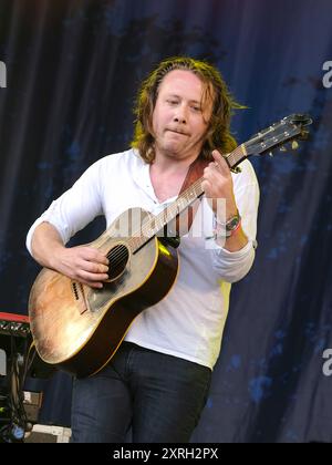 Williamscot, Großbritannien. August 2024. Die englische Folk-Gitarre und Sänger Ben Savage trat live auf der Bühne auf der Cropredy Convention von Fairport auf. (Foto: Dawn Fletcher-Park/SOPA Images/SIPA USA) Credit: SIPA USA/Alamy Live News Stockfoto