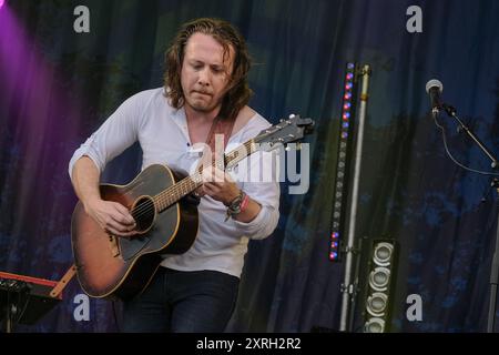 Williamscot, Großbritannien. August 2024. Die englische Folk-Gitarre und Sänger Ben Savage trat live auf der Bühne auf der Cropredy Convention von Fairport auf. (Foto: Dawn Fletcher-Park/SOPA Images/SIPA USA) Credit: SIPA USA/Alamy Live News Stockfoto