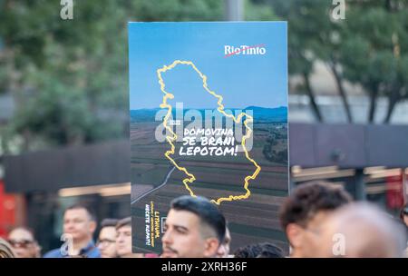 Belgrad, Serbien. August 2024. Während eines Bürgerprotests gegen den anglo-australischen internationalen Metall- und Bergbaukonzern Rio Tinto in Serbien am 10. August 2024 auf dem Terazije-Platz in Belgrad hält ein Demonstrant ein Plakat mit der Aufschrift „die Heimat wird von Schönheit verteidigt“. (Foto: Dimitrije Vasiljevic/Alamy Live News) Stockfoto