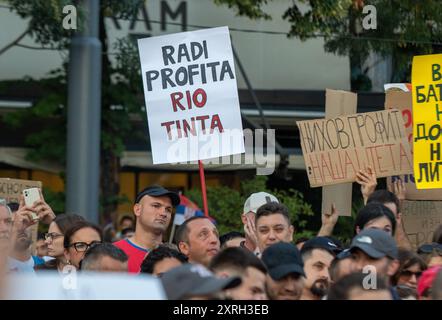 Belgrad, Serbien. August 2024. Ein Demonstrant hält ein Plakat mit der Aufschrift „for Profit of Rio Tinto“ während eines Bürgerprotests gegen den anglo-australischen internationalen Metall- und Bergbaukonzern Rio Tinto in Serbien auf dem Terazije-Platz in Belgrad am 10. August 2024. (Foto: Dimitrije Vasiljevic/Alamy Live News) Stockfoto