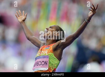 Paris, Frankreich. August 2024. Faith Kipyegon von Kenia feiert nach dem Gewinn der Goldmedaille im 1500-m-Finale der Frauen während der Olympischen Spiele 2024 in Paris, Frankreich, am Samstag, den 10. August 2024. Jessica Hull aus Australien gewann das Silber und Georgia Bell aus Großbritannien die Bronze. Foto: Paul Hanna/UPI. Quelle: UPI/Alamy Live News Stockfoto