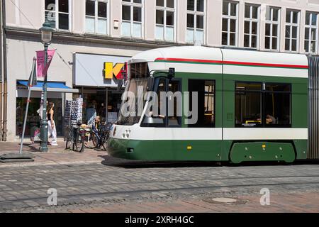 Augsburg, Bayern, Deutschland - 10. August 2024: Eine Straßenbahn fährt durch die Innenstadt von Augsburg *** eine Straßenbahn fährt durch die Innenstadt von Augsburg Stockfoto