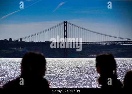 Lissabon, Portugal. Blick über den Fluss Tejo bis zur Brücke vom 25. April. März 2017 Stockfoto