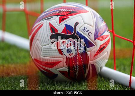 Crawley, Großbritannien. August 2024. The Sky Bet EFL Matchball vor dem Spiel Crawley Town gegen Blackpool in der Sky Bet League 1 im Broadfield Stadium, Crawley, Großbritannien, 10. August 2024 (Foto: Gareth Evans/News Images) in Crawley, Großbritannien am 10.10.2024. (Foto: Gareth Evans/News Images/SIPA USA) Credit: SIPA USA/Alamy Live News Stockfoto